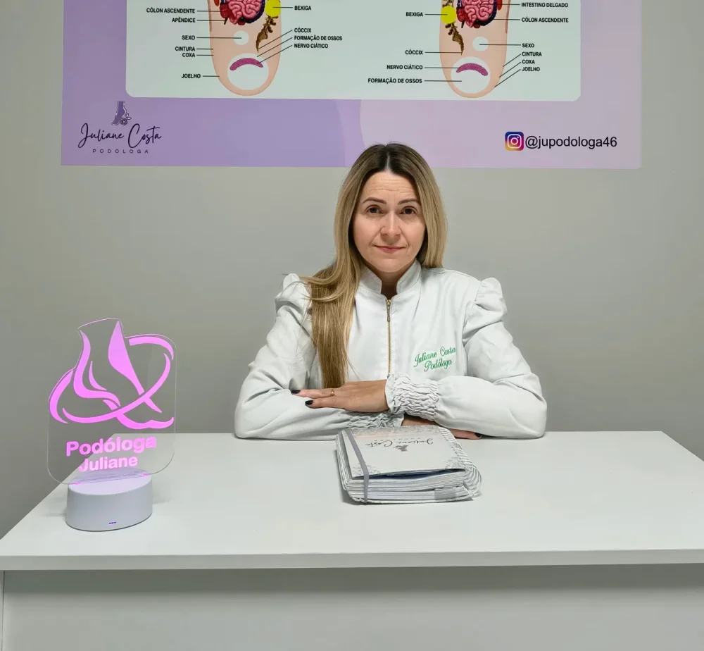Juliane Costa, podóloga em Colombo, em seu espaço de atendimento