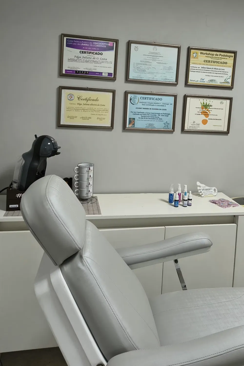 Detalhes da cadeira e da bancada do espaço de podologia
